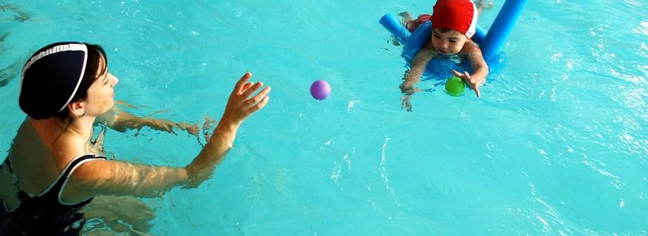 Mamá con un bebé en clase de natación en piscina Vigo