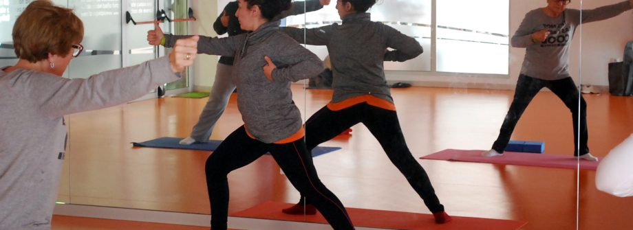 Monitora de yoga en gimnasio Vigo