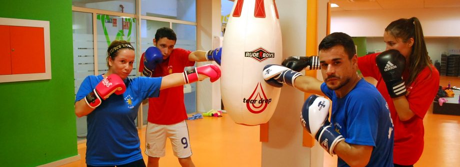 Usuarios practicando boxeo en gimnasio Vigo