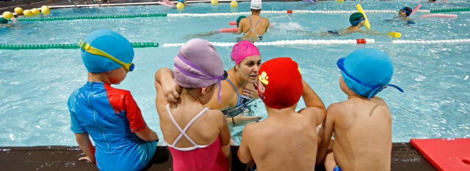 Niños aprendiendo a nadar en piscinas en Vigo