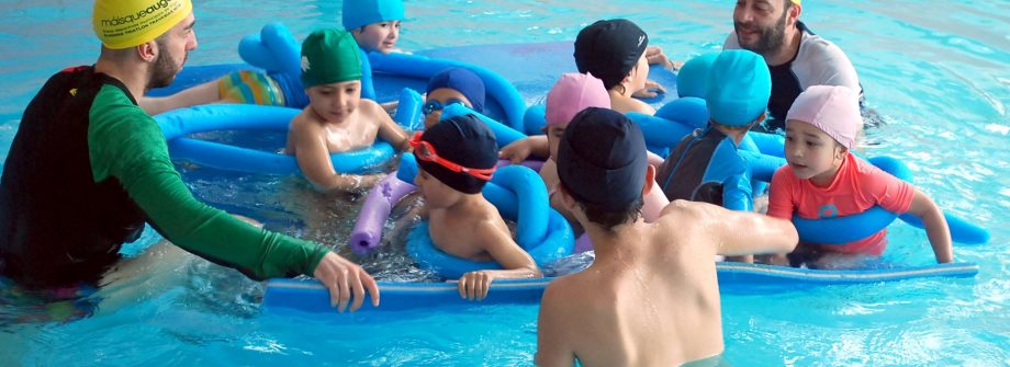 Niños disfrutando en piscinas en Vigo